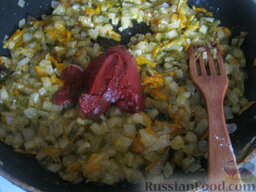 Рассольник с клецками: В сковороду выложить томат-пасту. Перемешать. Тушить 1 минуту.