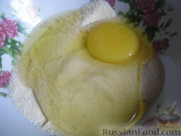 Рассольник с клецками: Сделать клецки. В тарелку насыпать манную крупу, посолить. Добавить 1 яйцо, перемешать.