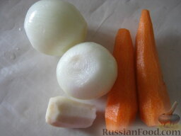 Рассольник с клецками: Очистить и помыть лук, морковь и корень петрушки.