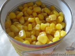 Рассольник с клецками: Открыть баночку консервированной кукурузы.