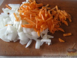 Рассольник с клецками: Лук нарезать кубиками, морковь нарезать тонкой соломкой.