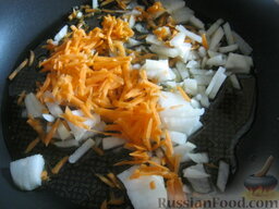 Рассольник с клецками: Разогреть сковороду. Налить растительное масло. Выложить вторую половину моркови и лука. Тушить, помешивая, на среднем огне 3-4 минуты.