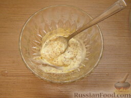 Слойки закусочные (в микроволновке): Для слоек с горчицей смешать  майонез, русскую горчицу и горчицу в зернах.