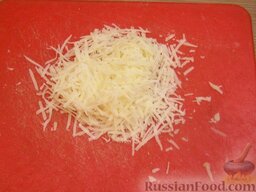 Слойки закусочные (в микроволновке): Для слоек с кетчупом и сыром натереть на мелкой терке твердый сыр.