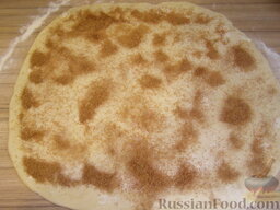 Песочные рулетики с корицей: Смазать тесто маслом. Посыпать его сахаром и корицей.