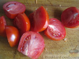 Салат на зиму из баклажанов, сладких перцев и помидоров: Помидоры помыть и порезать на 4 части.