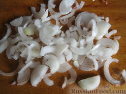 Салат на зиму из баклажанов, сладких перцев и помидоров: Репчатый лук очистить, помыть и нарезать тонкими полукольцами.