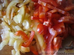 Салат на зиму из баклажанов, сладких перцев и помидоров: Перцы хорошо помыть, удалить семена и порезать не тонкой соломкой.