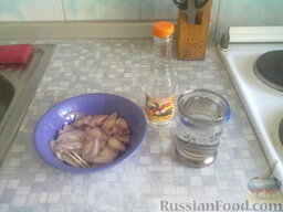 Салат "Картофель по-корейски": Ставим мариновать лук. Я на стакан воды добавляю чайную ложку уксуса и заливаю лук.