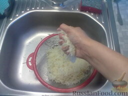 Салат "Картофель по-корейски": После того, как картофель сварился, откидываем на дуршлаг и промываем, но не очень сильно, просто, чтобы он остыл. Затем руками отжимаем и перекладываем в большую миску.