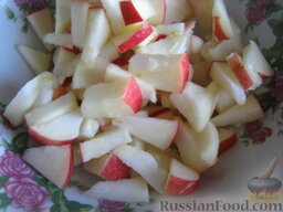 Рулеты с яблоками: Яблоки помыть, разрезать на 4 части. Вырезать сердцевину. Нарезать кубиками 1х1 см.