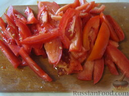 Салат с крабовыми палочками и овощами: Помидоры помыть, нарезать соломкой.