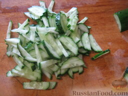 Салат с крабовыми палочками и овощами: Огурцы свежие помыть и нарезать соломкой.