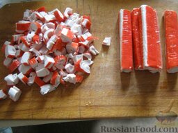 Салат с крабовыми палочками и овощами: Крабовые палочки нарезать кубиками.