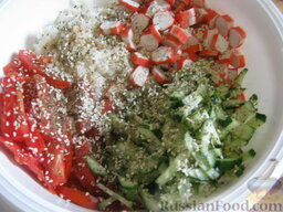 Салат с крабовыми палочками и овощами: Все ингредиенты соединить в миске. Добавить соль, перец и специи по вкусу.