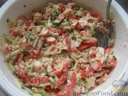 Салат с крабовыми палочками и овощами: Хорошо перемешать. Сверху салат из крабовых палочек посыпать зернами кунжута.