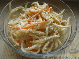 Сельдерей с морковью по-корейски: Выложить в салатницу, посыпать кунжутом. Сельдерей с морковью по-корейски готов.  Приятного аппетита!