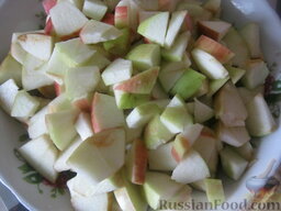 Пышный бисквит с яблоками (в мультиварке): Как приготовить шарлотку в мультиварке:    Помыть яблоки, вырезать  сердцевину. Нарезать на небольшие кусочки.