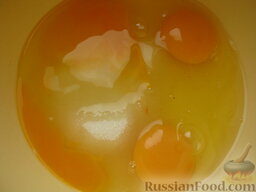Пышный бисквит с яблоками (в мультиварке): В миску распустить яйца, добавить сахар, взбить.