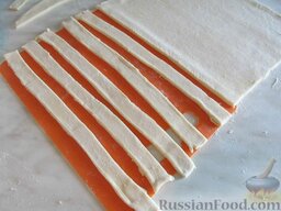Сосиски в слоеном тесте: Как приготовить сосиски в слоеном тесте:    Слоеное тесто раскатываем и режем на полоски шириной 2-2,5 см.