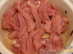 Свинина с грибами под кисло-сладким соусом: Мясо нарезаем брусочками.