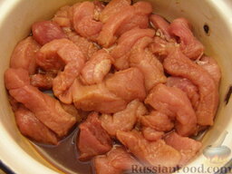 Свинина с грибами под кисло-сладким соусом: Перемешиваем мясо с подготовленным маринадом и оставляем на час. Затем маринад сливаем, но не выливаем!