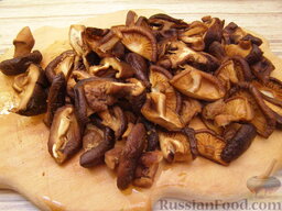 Свинина с грибами под кисло-сладким соусом: Грибы мелко режем.