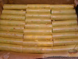 Каннеллони с фаршем и зеленым горошком: Распределить начинку и нафаршировать подготовленные каннелони. Уложить их в форму в один слой.    Включить духовку.