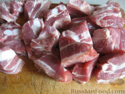 Узбекский плов (в мультиварке): Мясо нарезать небольшими кусочками.