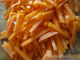 Узбекский плов (в мультиварке): Морковь очистить, помыть и нарезать тонкой соломкой.
