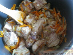 Узбекский плов (в мультиварке): Положить к мясу, подготовленные лук и морковь. Обжарить в течение 10 минут. Добавить специи, неочищенные зубчики чеснока, барбарис, соль. Перемешать. Выключить программу 