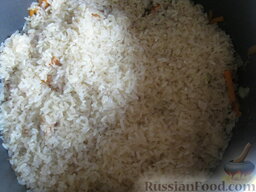 Узбекский плов (в мультиварке): Выложить рис на мясо.