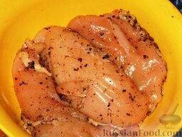 Запеканка с куриными грудками и брюссельской капустой: Натереть этой смесью куриные грудки, накрыть крышкой и оставить мариноваться на 15-20 минут.