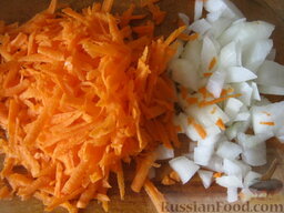 Щи зеленые с говядиной: Очистить и помыть лук и морковь.  Лук нарезать кубиками. Морковь нарезать тонко соломкой или натереть на крупной терке.