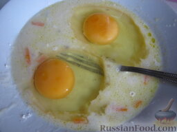 Щи зеленые с говядиной: Затем разбить в тарелку 2 яйца.