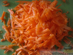 Салат "Щедрый" с помидорами и кукурузой: Морковь очистить, помыть. Нарезать тонкой соломкой или натереть на крупной терке.