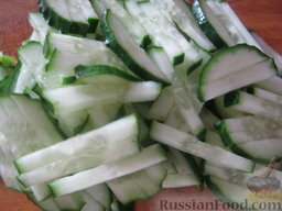 Салат "Щедрый" с помидорами и кукурузой: Огурец свежий помыть и нарезать соломкой.