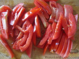 Салат "Щедрый" с помидорами и кукурузой: Помидоры помыть, нарезать соломкой (помидоры черри разрезать на 4 части).