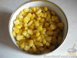 Салат "Щедрый" с помидорами и кукурузой: Открыть баночку консервированной кукурузы.