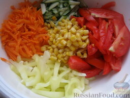 Салат "Щедрый" с помидорами и кукурузой: Все ингредиенты соединить в миске.