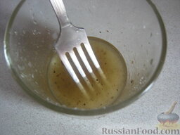 Салат "Щедрый" с помидорами и кукурузой: Сделать заправку, для этого вилкой или венчиком взбить оливковое масло с лимонным соком, солью и перцем.