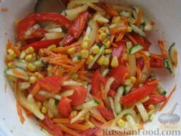 Салат "Щедрый" с помидорами и кукурузой: Заправить салат из помидоров с кукурузой и аккуратно перемешать.