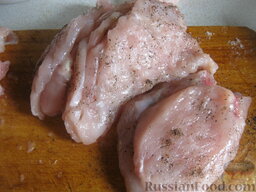 Битки куриные: Филе нарезать на кусочки. Отбить кухонным молотком. Посолить и поперчить.