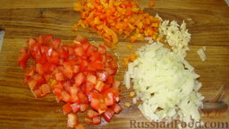 Запеканка с цветной капустой: Как приготовить запеканку из цветной капусты и картофеля с фаршем:    Перец болгарский, помидоры, лук нарезать мелким кубиком. Чеснок раздавить плоской стороной ножа и мелко нарезать.