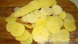 Запеканка с цветной капустой: Очищенный картофель нарезать тонкими кружочками.