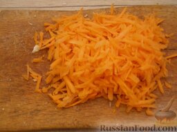 Похлебка из кролика с рисом и кореньями: Морковь очистить, вымыть и натереть.