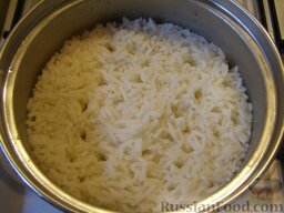 Похлебка из кролика с рисом и кореньями: Отдельно отварить рис. Для этого сырой рис промыть, залить водой из расчета 3 части воды на 1 часть риса. Довести до кипения, добавить щепотку соли и варить похлебку при слабом кипении 15-20 минут.
