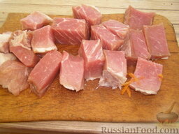 Шашлык в имбирном маринаде (на сковородке): Как приготовить шашлык с имбирем на сковородке:    Мясо порезать на кусочки примерно по 30 г каждый.