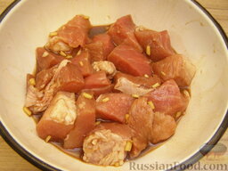 Шашлык в имбирном маринаде (на сковородке): Перемешать мясо с соусом, чесноком и имбирем. Оставить мариноваться на 2-3 часа.