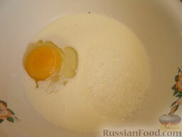 Оладьи из отрубей (без муки): Как приготовить оладьи из отрубей:    Смешать яйцо, кислое молоко или кефир и соду. Если кефир не кислый, соду можно погасить уксусом.